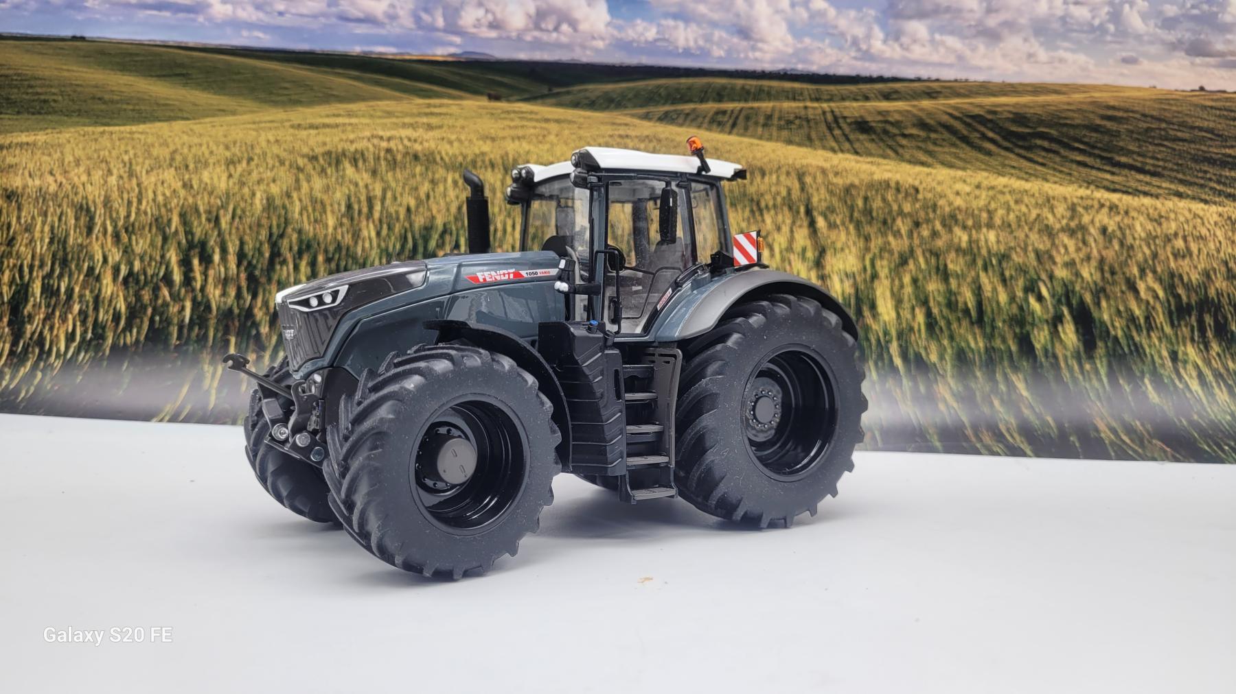 FENDT 1050 VARIO GREY-BLACK LINE