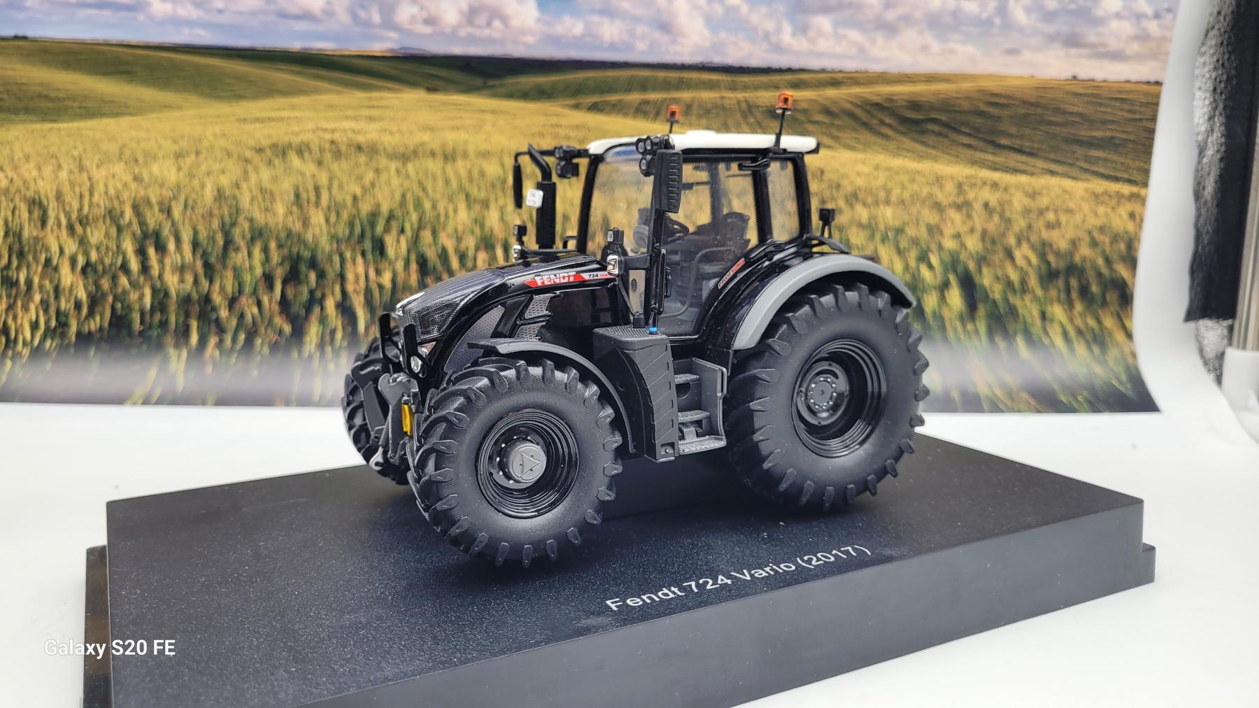 FENDT 724 VARIO ALL BLACK