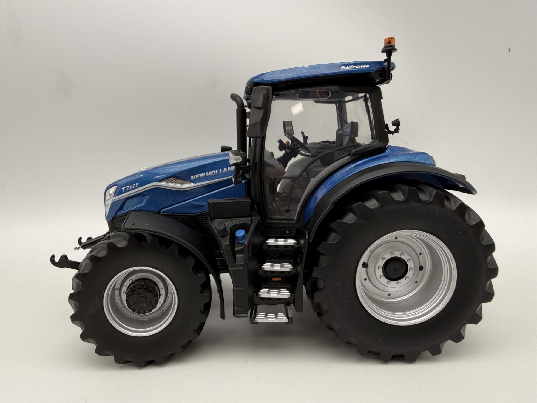NEW HOLLAND T7.225 BLUEPOWER