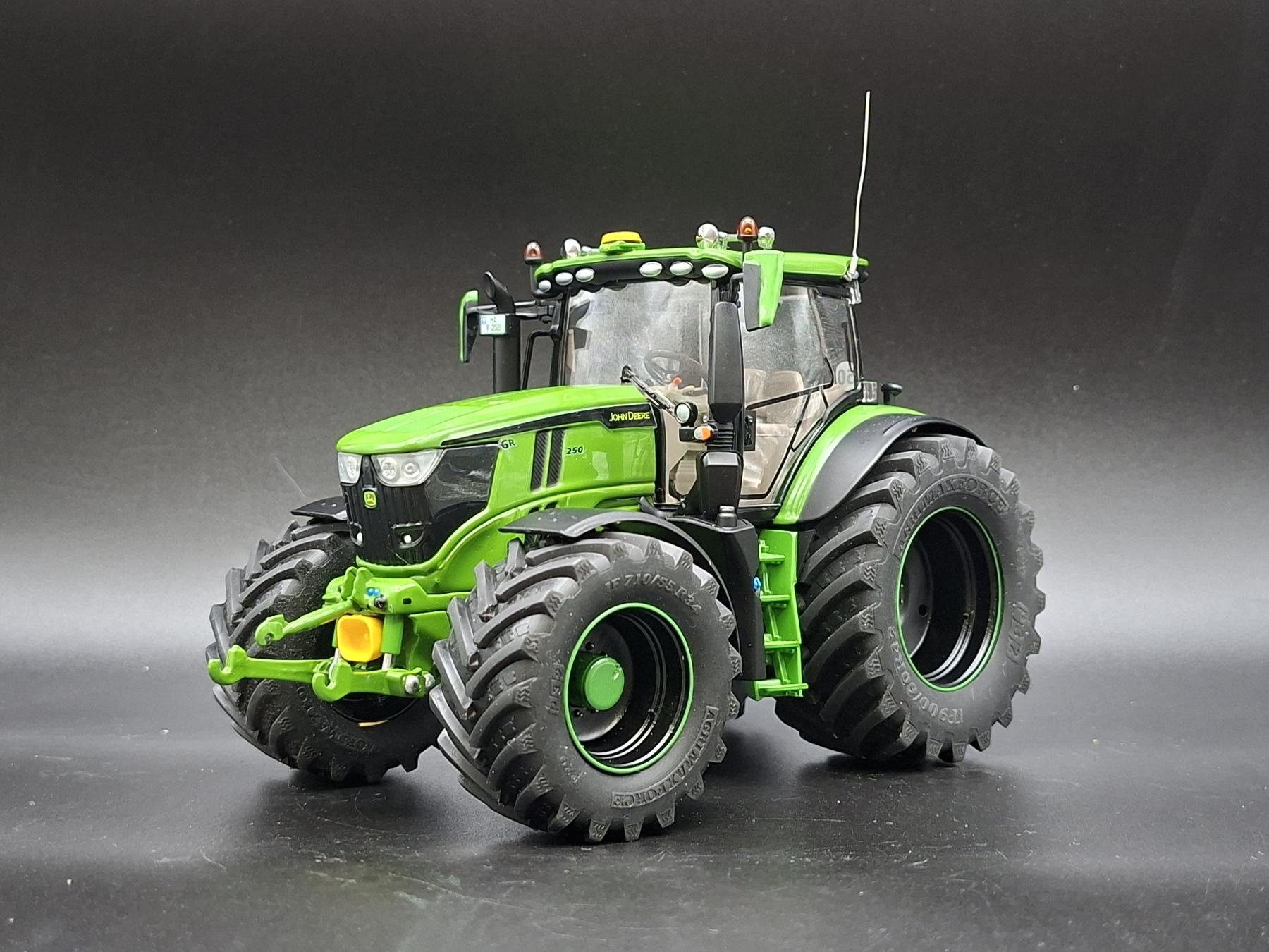 JOHN DEERE 6R MAGGIORATO PERFECT GREEN LINE