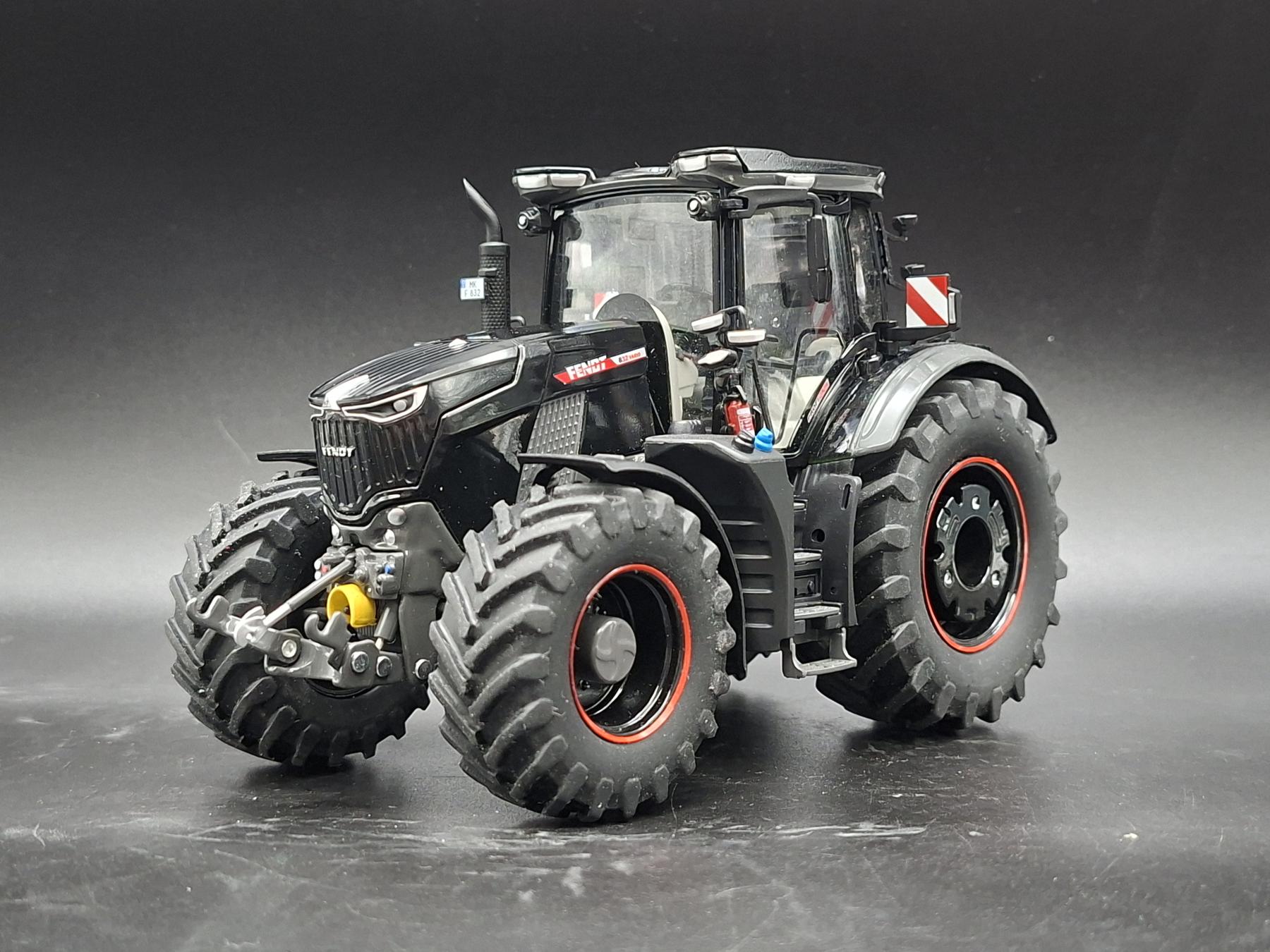 FENDT 832 VARIO ALL BLACK-RED EDITION