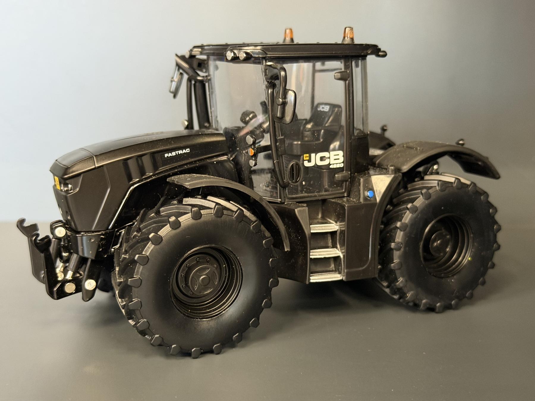 JCB FASTRAC 4220 ALL BLACK