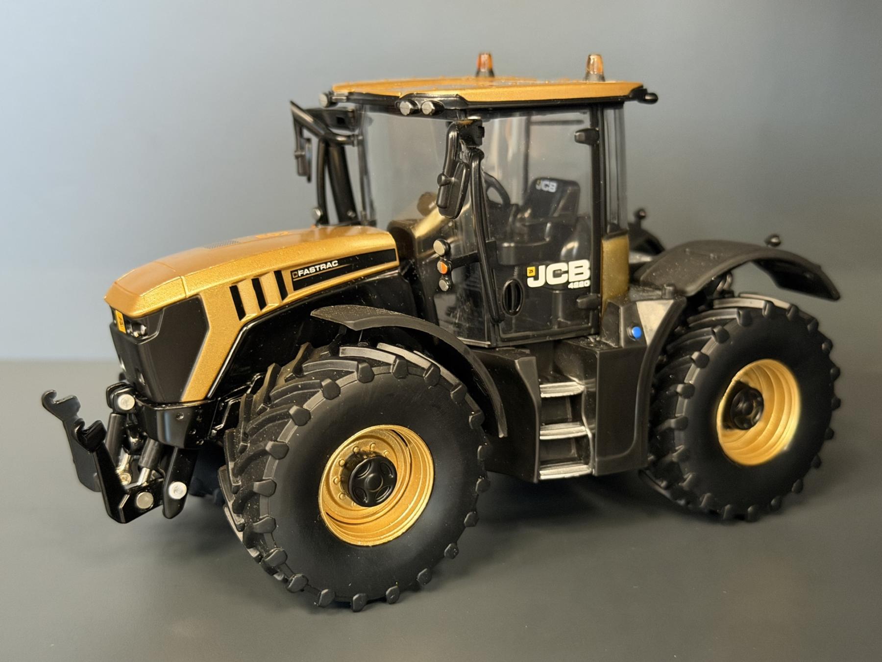 JCB FASTRAC 4220 MATT-GOLD
